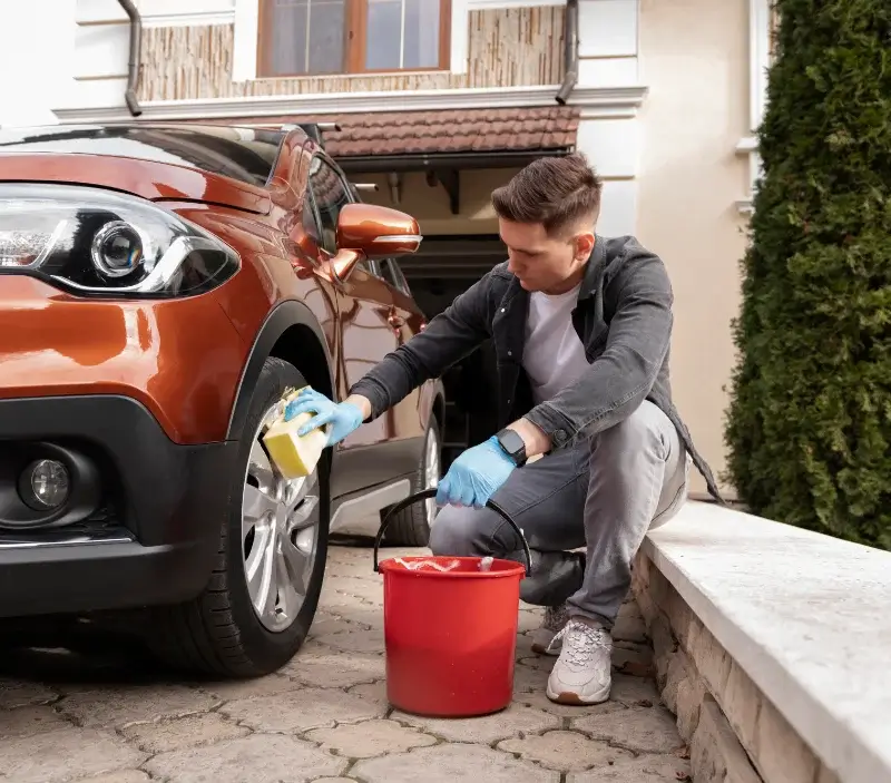 Lavage auto à domicile Sierville : professionnel intervenant sur un véhicule